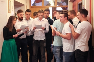 Wspólne śpiewanie pieśni patriotycznych
