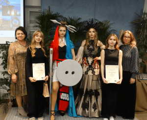 Mamy finalistki w Ogólnopolskim Konkursie Mody Sztuka Przeobrażeń &quot;Wspomnienie z wakacji - symbole miast&quot;